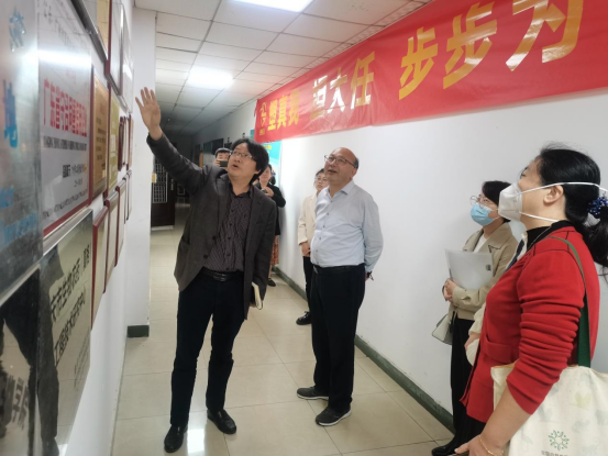 王總介紹公司歷史、企業(yè)成果、企業(yè)榮譽(yù)